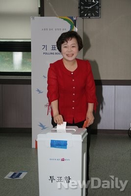 ▲ 25일 오전 권선구 권선2동 주민자치센터에 마련된 사전투표소에서 투표하고 있는 정미경 새누리당 후보(수원 을, 권선)가 환한 표정을 지어보이고 있다.  ⓒ정미경 후보 선거캠프