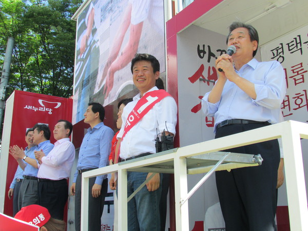 ▲ 25일 경기 평택 비전2동 뉴코아아웃렛 앞 사거리에서 열린 새누리당 유의동 후보 유세에서 김무성 대표최고위원이 유의동 후보 지지를 호소하고 있다. ⓒ정도원 기자