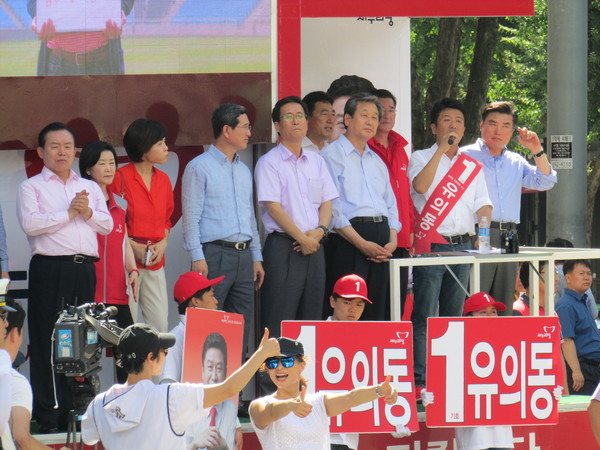 ▲ 25일 경기 평택 비전2동 뉴코아아웃렛 앞 사거리에서 열린 유세에서 새누리당 유의동 후보가 마이크를 넘겨받자, 지지자들이 '기호 1번 유의동'을 연호하고 있다. ⓒ정도원 기자