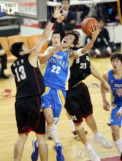 ▲ 연세대학교의 최준용 선수(파란색 유니폼)ⓒ연합뉴스