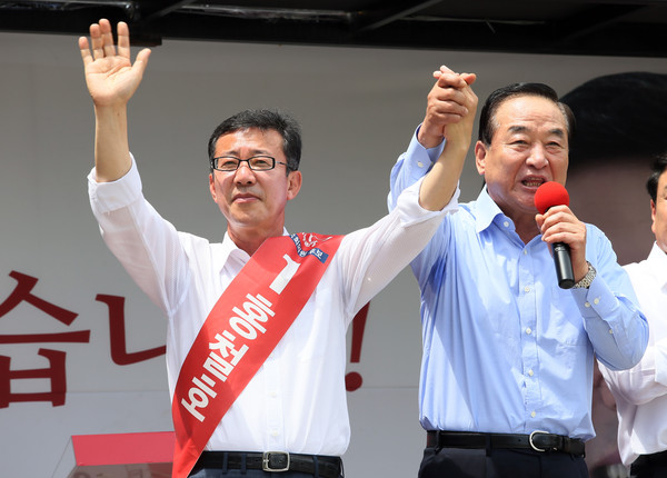 ▲ 25일 김포 사우동사거리에서 열린 새누리당 홍철호 후보 유세에서 서청원 최고위원이 홍 후보의 손을 치켜들며 지지를 호소하고 있다. ⓒ홍철호 후보 선거사무소 제공
