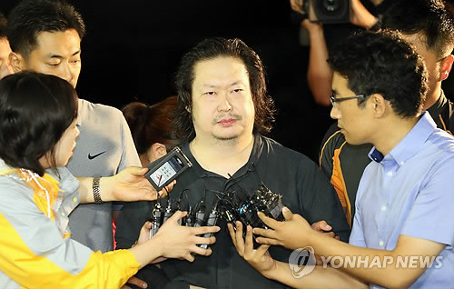 ▲ 유병언 전 세모그룹 회장의 장남 대균씨가 25일 오후 인천시 남구 인천지방경찰청 광역수사대로 압송되고 있다.ⓒ 사진 연합뉴스