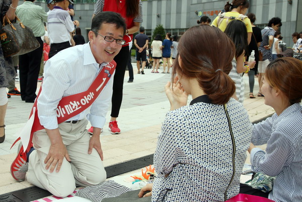 ▲ 경기 김포 보궐선거에 출마한 새누리당 홍철호 후보가 26일 한강신도시주민벼룩시장을 방문해 벼룩시장에 나온 시민들과 대화를 하고 있다. 홍철호 후보는 이날 김포를 기업하기 좋은 도시로 만들겠다는 공약을 담은 대시민 메세지를 발표했다. ⓒ홍철호 후보 선거사무소 제공