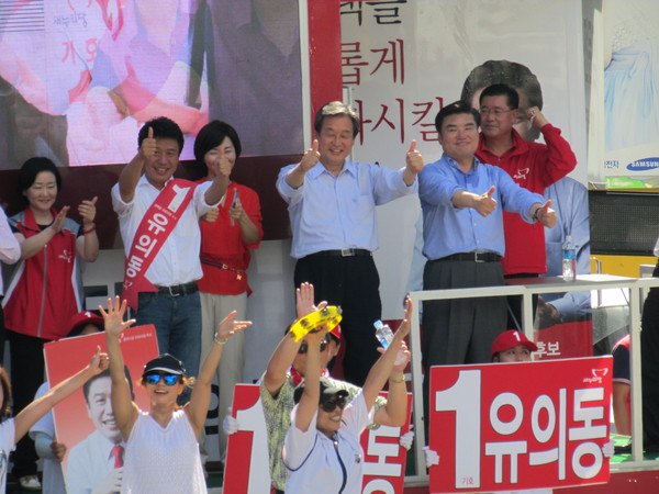 ▲ 경기 평택을 재선거에 출마한 새누리당 유의동 후보와 김무성 대표최고위원, 평택갑의 원유철 의원 등이 25일 평택 비전2동에서 열린 집중 유세에서 로고송에 맞춰 율동을 하고 있다. ⓒ정도원 기자