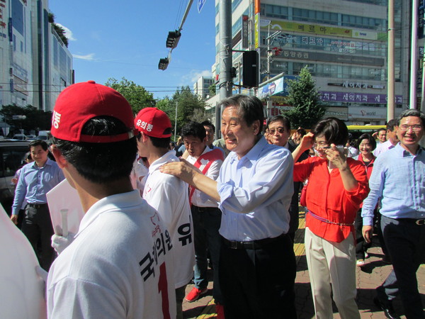 ▲ 새누리당 김무성 대표최고위원과 경기 평택을 재선거의 유의동 후보가 평택 비전2동 뉴코아아웃렛 앞 사거리를 돌며 자원봉사자들을 격려하고 있다. ⓒ정도원 기자
