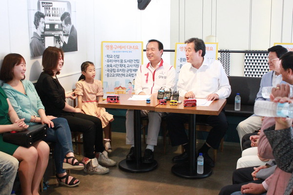 ▲ ▲ 김무성 대표는 지난 26일 오후 임태희 후보의 '공감 young-通 마스터플랜' 타운 홀 미팅에 참석해 "임태희 후보를 꼭 당선시켜 달라. 모든 것을 다 바쳐 경제회복에 올인 하겠다"고 밝혔다. 왼쪽(임태희 후보) 오른쪽(김무성 대표) ⓒ임태희 캠프 제공