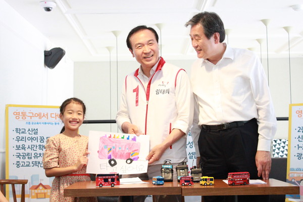 ▲ ▲ 김무성 대표는 지난 26일 오후 임태희 후보의 '공감 young-通 마스터플랜' 타운 홀 미팅에 참석해 "임태희 후보를 꼭 당선시켜 달라. 모든 것을 다 바쳐 경제회복에 올인 하겠다"고 밝혔다. 왼쪽(임태희 후보) 오른쪽(김무성 대표) ⓒ임태희 캠프 제공