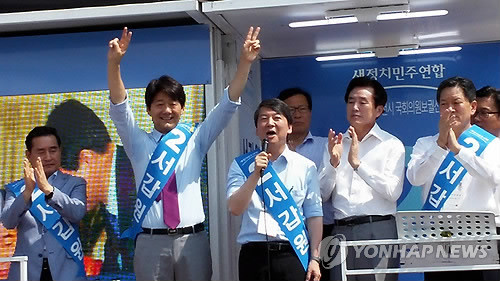 ▲ 7·30 순천·곡성 보궐선거에 나선 새정치민주연합 서갑원 후보를 지원하기 위해 27일 순천에 내려온 안철수 대표가 서 후보와 함께 순천 아랫장 등에서 시민들에게 지지를 호소했다.ⓒ연합뉴스
