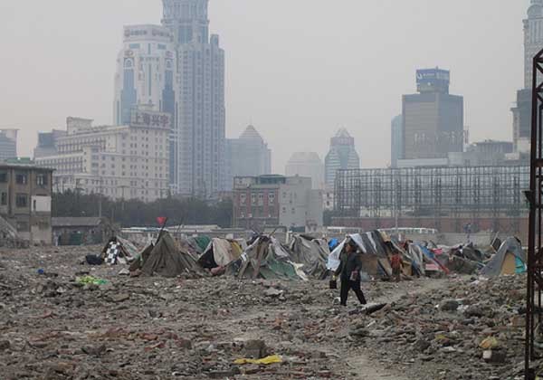 ▲ 중국의 빈부격차는 세계 최고다. 중국 공산당은 이 사실을 숨긴다. 사진은 상하이 외곽 빈민가에서 바라본 도심 [사진: 플릭커 캡쳐]