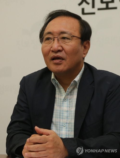 ▲ 서울 동작 을에 출마한 노회찬 정의당 후보의 모습. 같은 지역구에 출마한 김종철 노동당 후보마저 사퇴할 경우 종북논란을 빚은 세력이 사실상 야합에 동참하게 돼 '종북연대' 논란이 나오고 있다. ⓒ연합뉴스