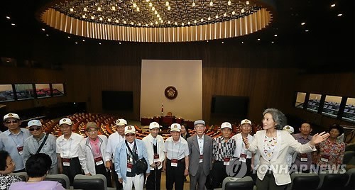 ▲ 지난 6월, 탈북 국군포로들이 처음으로 국회를 방문했다. 사진은 박선영 물망초 이사장이 국회 본회의장을 방문한 탈북 국군포로 관계자들에게 국회의 기능 등을 설명하고 있는 모습. 2014.6.9 ⓒ 저작권자(c) 연합뉴스, 무단 전재-재배포 금지