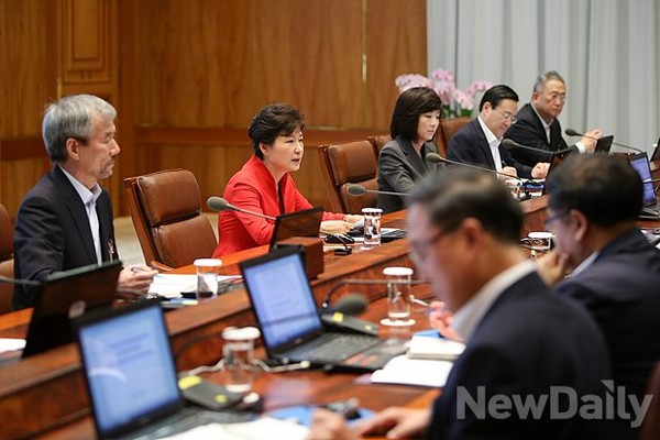 수석비서관회의를 주재하는 박근혜 대통령. 오른쪽엔 조윤선 정무수석 ⓒ 자료사진