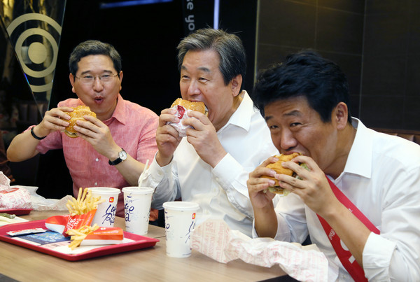 ▲ 26일 평택 안중시장에서 유세를 진행한 새누리당 관계자들이 안중시장 입구의 롯데리아에서 햄버거로 점심을 대신하고 있다. 사진 왼쪽부터 평택고등학교 출신으로 지원 유세를 나온 김학용 의원, 김무성 대표최고위원, 유의동 후보. ⓒ유의동 후보 선거사무소 제공