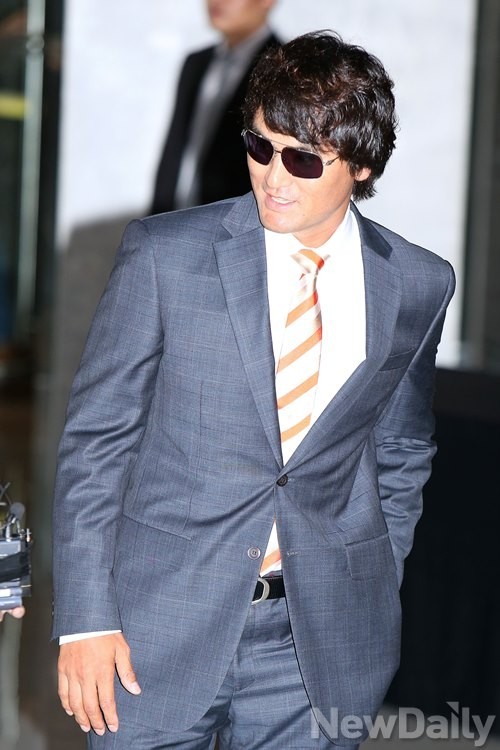 ▲ 26일 평택 안중시장에서 열린 유세에서 새누리당 김무성 대표, 이인제 최고위원, 김문수 전 경기도지사 등이 이 지역에 출마한 유의동 후보에 대한 지지를 호소하고 있다. ⓒ유의동 후보 선거사무소 제공