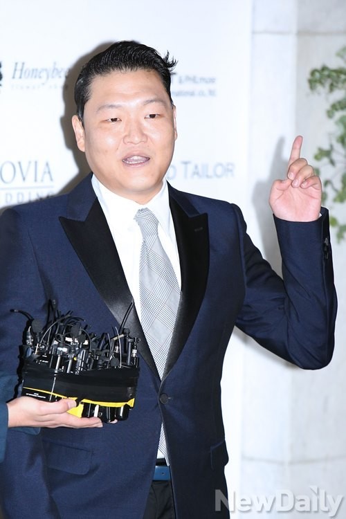 ▲ 26일 평택 안중시장에서 열린 유세에서 새누리당 김무성 대표, 이인제 최고위원, 김문수 전 경기도지사 등이 이 지역에 출마한 유의동 후보에 대한 지지를 호소하고 있다. ⓒ유의동 후보 선거사무소 제공