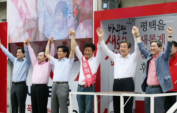 ▲ 26일 평택 안중시장에서 열린 유세에서 새누리당 김무성 대표, 이인제 최고위원, 김문수 전 경기도지사 등이 이 지역에 출마한 유의동 후보에 대한 지지를 호소하고 있다. ⓒ유의동 후보 선거사무소 제공