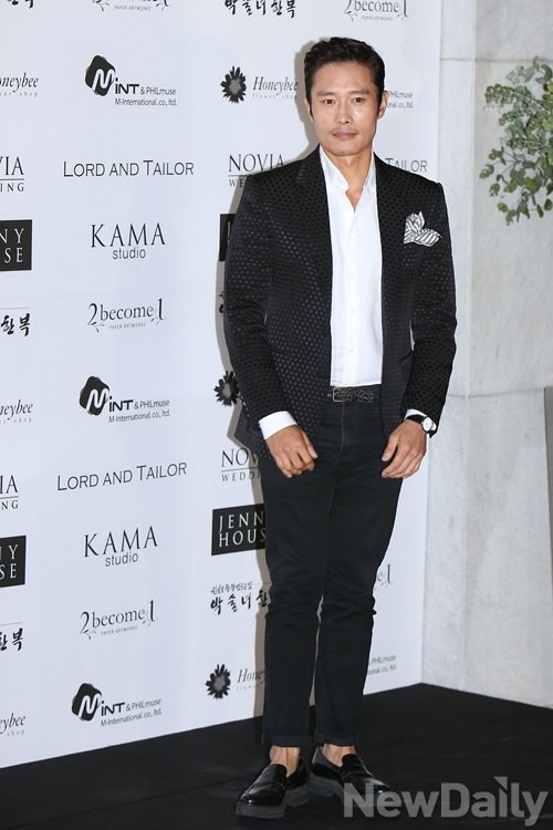 ▲ 26일 평택 안중시장에서 열린 유세에서 새누리당 김무성 대표, 이인제 최고위원, 김문수 전 경기도지사 등이 이 지역에 출마한 유의동 후보에 대한 지지를 호소하고 있다. ⓒ유의동 후보 선거사무소 제공