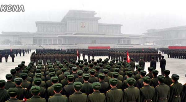 ▲ 북한 인민군이 백악관과 펜타곤을 핵공격할 것이라는 협박을 했다고 한다. 북한 인민군 같은 무능력 조직의 특징은 항상 자기네끼리 모여 '대회'를 연다는 점이다. [사진: 과거 조선중앙통신이 보도한 북한 인민군 결의대회 모습]