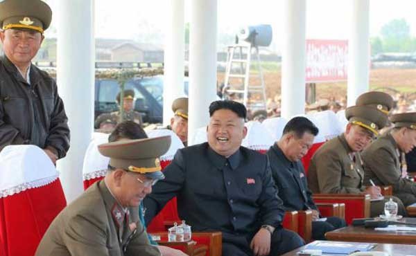 인민군 수뇌부들 사이에서 혼자 웃는 김정은. 옆 사람들의 표정을 눈여겨 보자. [자료사진]