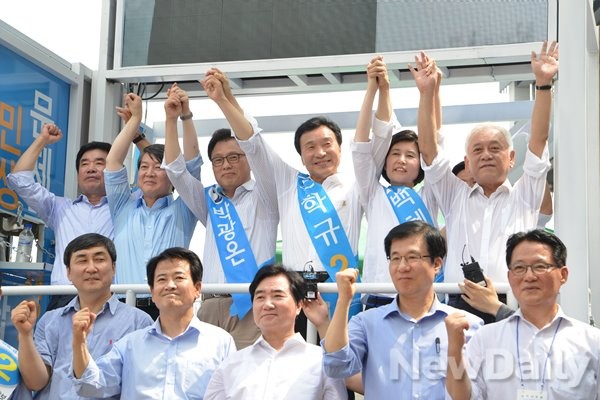 ▲ 새정치연합 안철수, 김한길 공동대표 등 지도부가 수원에서의 열세를 만회하기 위한 '바람몰이'에 본격적으로 나섰다. ⓒ뉴데일리=유경표 기자