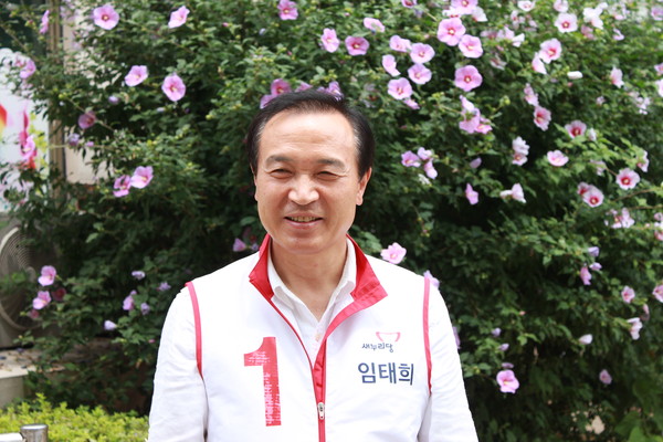 ▲ ▲ 7·30 경기 수원정(영통) 보궐선거에 출마한 임태희 새누리당 후보는 28일 중복을 맞아 지역 어르신들에게 삼계탕을 대접하는 '복달임' 행사에 참여했다. ⓒ임태희 캠프 제공