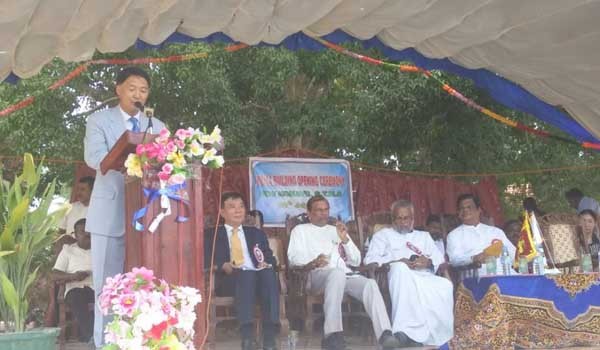 ▲ 학교 준공식에 참석한 장원삼 駐스리랑카 대사가 인사말을 하고 있다. [사진: KOICA 제공]