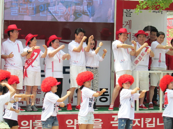 ▲ 평택역 서부 광장에서 28일 정오 무렵 진행된 유세에서 새누리당 유의동 후보와 김무성 대표최고위원 등 지도부가 로고송에 맞춰 율동을 하고 있다. ⓒ정도원 기자