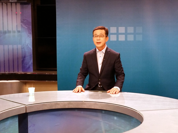 ▲ 경기 김포 보궐선거에 출마한 새누리당 홍철호 후보가 28일 오후 지역 케이블 방송국에서 후보자 TV 연설을 녹화하고 있다. 이 연설은 29일 밤 10시부터 CJ헬로TV를 통해 방송된다. ⓒ홍철호 후보 선거사무소 제공