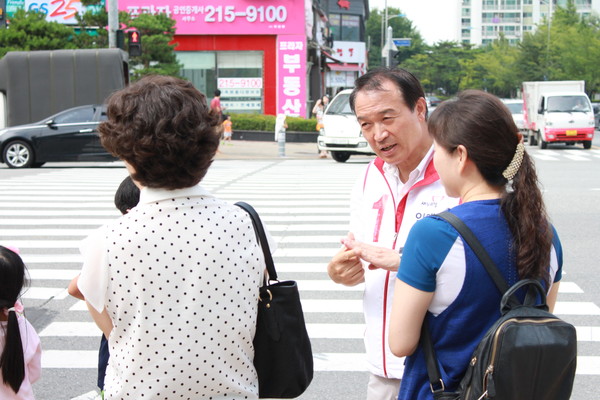 ▲ 7·30 수원정(영통) 보궐선거에 출마한 임태희 새누리당 후보는 선거를 이틀 남긴 상황에서 쉼 없는 36시간 논스톱 유세를 통한 총력전에 나섰다. ⓒ임태희 캠프 제공