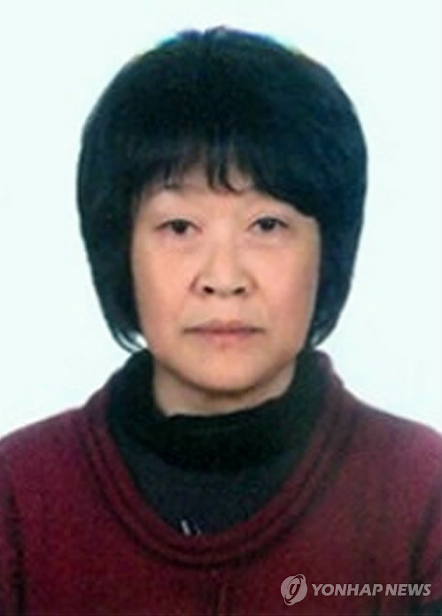 ▲ 28일 자수한 '김엄마0' 김명숙씨. 범인도피 등의 혐의로 지명수배가 내려진 기독교복음침례회(일명 구원파) 신도 김명숙씨는 이날 오전 유병언 전 세모그룹 회장의 운전기사 양회정씨의 부인 유희자씨와 함께 인천지검을 찾아 자수했다. 김명숙씨의 모습은 수배전단에 실린 사진이다. ⓒ 연합뉴스