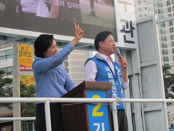 ▲ 새정치민주연합 김두관 후보가 박영선 원내대표와 함께 18일 김포 감정동 홈플러스 앞에서 유세를 진행하고 있다. 박영선 원내대표는 29일에도 다시 김포를 찾아 김두관 후보 지원 유세를 할 예정이다. ⓒ정도원 기자