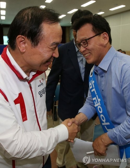 ▲ ▲ 지난 18일 오후 경기도 수원시 영통구 영통구청에서 열린 '7·30 국회의원 재·보궐선거 수원정 후보에게 듣는 주민자치' 대담 토론회에 참석한 새누리당 임태희 후보(왼쪽)와 새정치민주연합 박광온 후보가 인사를 나누고 있다. ⓒ연합DB