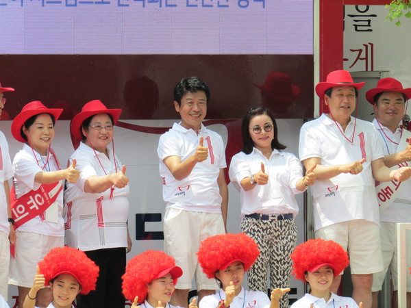 ▲ 새누리당 유의동 후보가 김무성 대표최고위원, 원유철 의원 등과 함께 28일 평택역 서부 광장에서 유세를 진행하고 있다. ⓒ정도원 기자