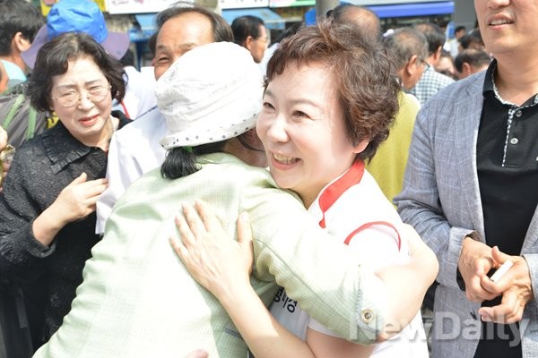 ▲ 7.30 수원을 재선거에 출마한 정미경 새누리당 후보가 유세현장에서 자신을 지지하는 시민과 포옹하고 있다. ⓒ뉴데일리=유경표 기자
