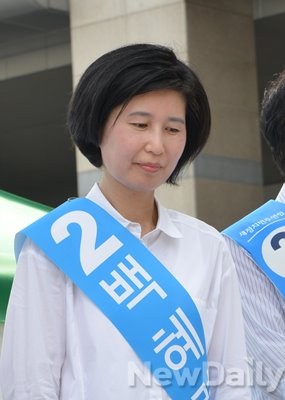 ▲ 백혜련 새정치민주연합 후보는 7.30 수원을 재선거 여론조사에서 정미경 새누리당 후보에 비해 16.9%포인트 밀리는 것으로 나타나 막판 '판세역전'에 고심하고 있다. ⓒ뉴데일리=유경표 기자