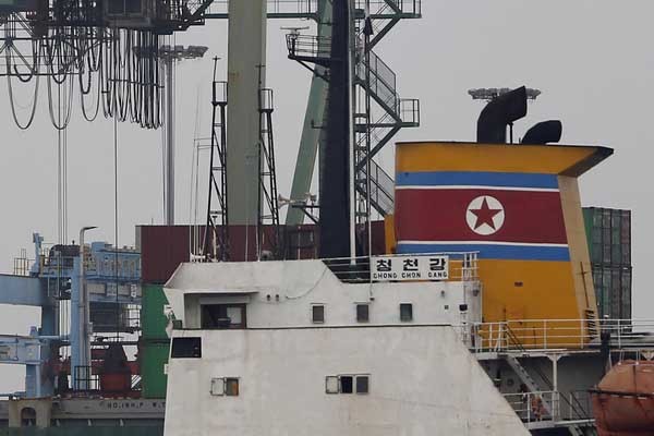 파나마 당국에 억류됐을 당시 북한 화물선 청천강호 모습 [자료사진]