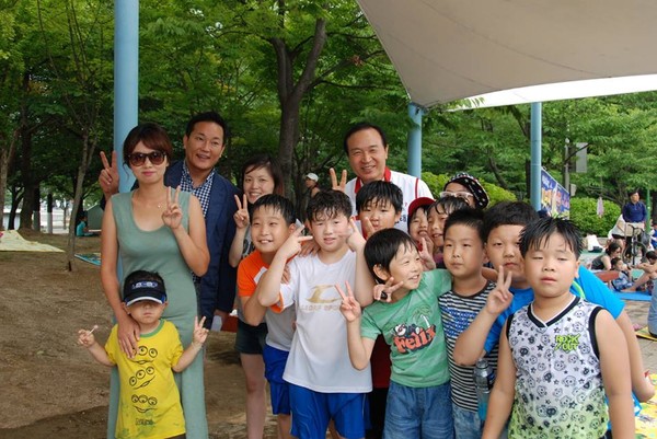 ▲ ▲ 7·30 수원정(영통) 보궐선거에 출마한 임태희 새누리당 후보가 출퇴근에 지친 '앵그리 샐러리맨' 마음잡기에 손발을 걷어붙였다. ⓒ임태희 캠프 제공