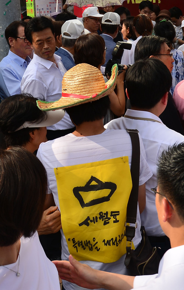 ▲ 지난 27일 노회찬 캠프와 가까운 것으로 알려진 세월호 국민대책회의 소속 김태섭씨가 나경원 후보에게 다가가고 있는 모습. ⓒ나경원 캠프 제공