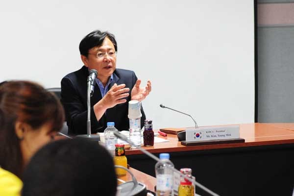 ▲ 새마을 운동을 배우러 온 아프리카 개발 담당자들에게 마지막 충고를 하는 김영목 KOICA 이사장 [사진: KOICA 제공]