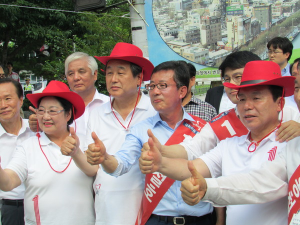 ▲ 29일 김포 사우동에서 유세를 펼친 새누리당 지도부와 홍철호 후보가 함께 기호 1번을 상징하는 엄지손가락을 치켜들고 있다. ⓒ정도원 기자