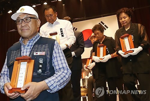 ▲ 최성용 납북자가족모임 대표가 11일 오전 서울 동작구 현충원에서 열린 호국영령 합동 위패 봉안식에서 아버지 최원모씨와 어머니 김애란씨의 위패를 들고 현충탑으로 향하고 있다. 전후 납북자로는 현충원에 처음으로 위패가 봉안된 최원모씨는 6·25 전쟁 당시 비정규 특수부대인 '켈로부대' 출신으로 1967년 납북돼 북한에서 처형된 것으로 알려졌다. 2014.7.11 ⓒ 연합뉴스 (무단전재 및 재배포금지)