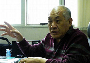 ▲ 최성용 납북자가족모임 대표가 11일 오전 서울 동작구 현충원에서 열린 호국영령 합동 위패 봉안식에서 아버지 최원모씨와 어머니 김애란씨의 위패를 들고 현충탑으로 향하고 있다. 전후 납북자로는 현충원에 처음으로 위패가 봉안된 최원모씨는 6·25 전쟁 당시 비정규 특수부대인 '켈로부대' 출신으로 1967년 납북돼 북한에서 처형된 것으로 알려졌다. 2014.7.11 ⓒ 연합뉴스 (무단전재 및 재배포금지)