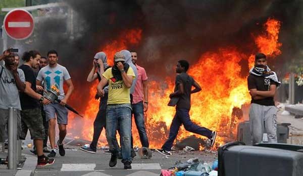 ▲ 이스라엘과 하마스 간의 교전 이후 프랑스에서 일어난 반유대시위의 한 장면. 프랑스 내 이슬람 세력은 프랑스 사람들의 상점에 돌을 던지고 차를 불태우는 폭력시위를 벌였다. [사진: 현지언론 보도화면 캡쳐]