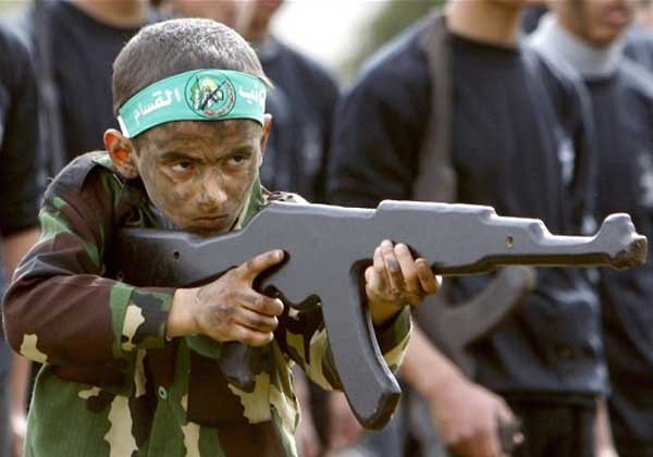 ▲ 장난감 총을 들고 군사훈련을 받는 어린이. 일설에 따르면 하마스는 10살 이상의 남자 어린이를 데려가 테러 조직원으로 양성하는 교육을 시킨다고 한다. [사진: 이스라엘 방위군]