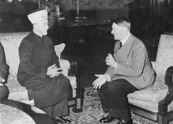 ▲ 팔레스타인 주변 지역 지도자인 하즈 아민 알 후세이니가 1941년 나치 지도자 히틀러를 만났을 때의 모습. 팔레스타인 지역 아랍 세력은 나치 독일을 지지하는 것은 물론 나치군에 입대하기도 했다. [사진: 관련 블로그 화면 캡쳐]