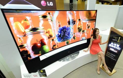 ▲ LG전자가 오는 30일부터 '105인치 곡면 UHD TV'를 국내 시장에 선보인다. ⓒLG전자 제공