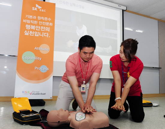 ▲ SK건설은 서울 종로구 관훈동 본사와 명동빌딩에서 근무하는 임직원을 대상으로 심정지와 같은 응급상황 발생시 신속하고 정확하게 대응할 수 있는 '심폐소생 응급처치 교육'을 실시한다고 29일 밝혔다. 지난 28일 서울 관훈동 SK건설 본사에서 실시된 심폐소생술 교육 모습.ⓒSK건설