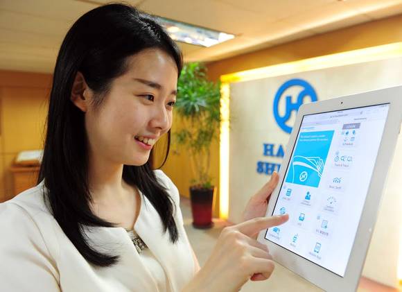 ▲ 태블릿 PC로 한진해운 최신 앱(App)을 시현하고 있는 모습. ⓒ한진해운 제공