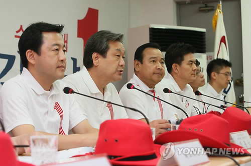 ▲ 새누리당 김무성 대표가 29일 경기 수원시 팔달구 김용남 선거사무소에서 열린 현장최고위원회의에서 7·30재보궐선거에서 유권자들의 지지를 부탁하고 있다.ⓒ연합뉴스