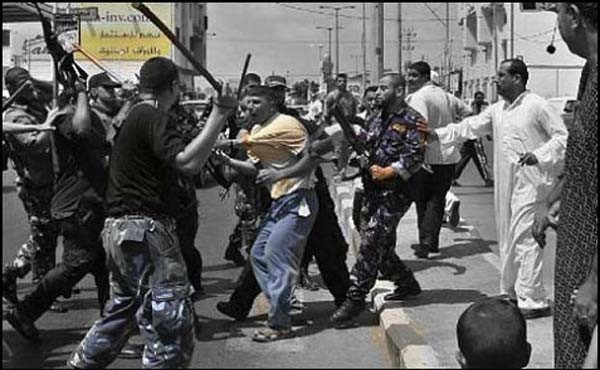 ▲ 길거리를 지나가는 시민을 '이스라엘 첩자'라며 붙잡는 하마스 조직원들. [사진: Jewish News 보도화면 캡쳐]